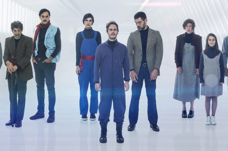 Diversidade de Pessoas em Cenário Limpo e Abstrato