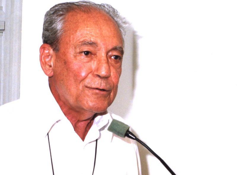 Homem Sênior em Discurso Público com Microfone