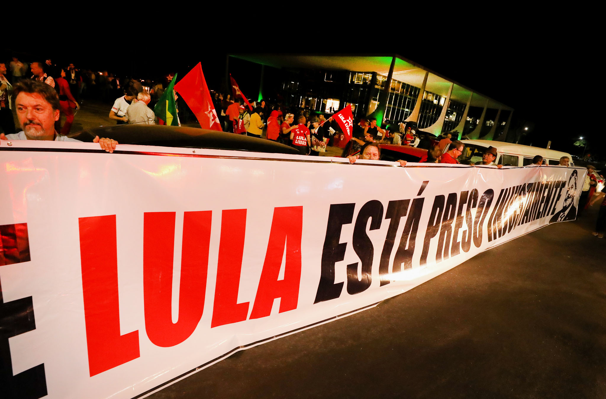 Manifestação Noturna: Lula Preso Injustamente em Brasília