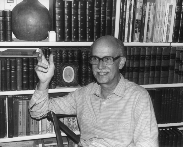 Retrato de intelectual sorridente entre livros