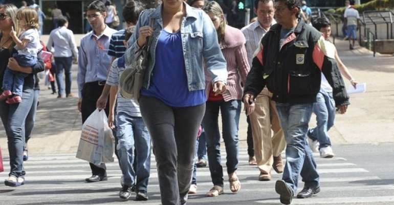 Pessoas Caminhando na Cidade: Cotidiano Urbano em Movimento