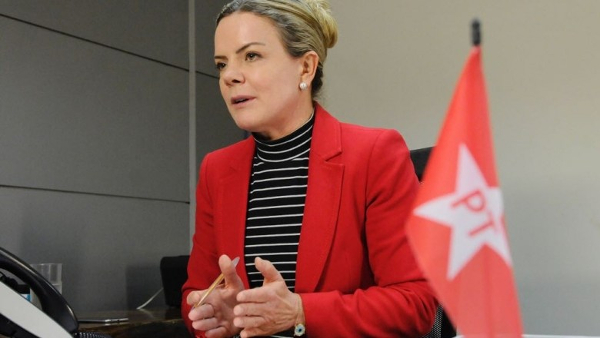 Liderança política feminina em diálogo com bandeira PT