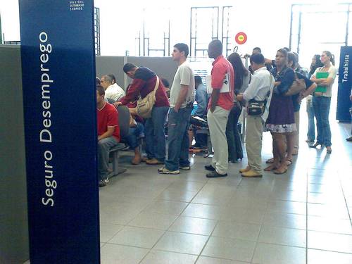 Fila para Seguro Desemprego: Cidadãos buscando direitos