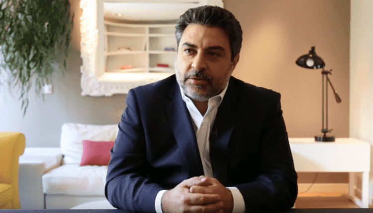 Homem de Terno Azul em Entrevista: Reflexão e Seriedade