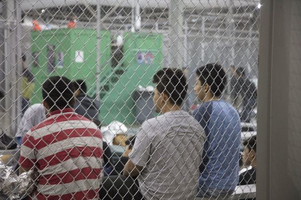 Migrantes Confinados: Homens Atrás das Grades de Detenção