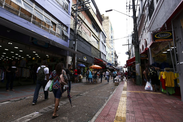 Agitação Urbana: Comércio de Rua em Cidade Brasileira