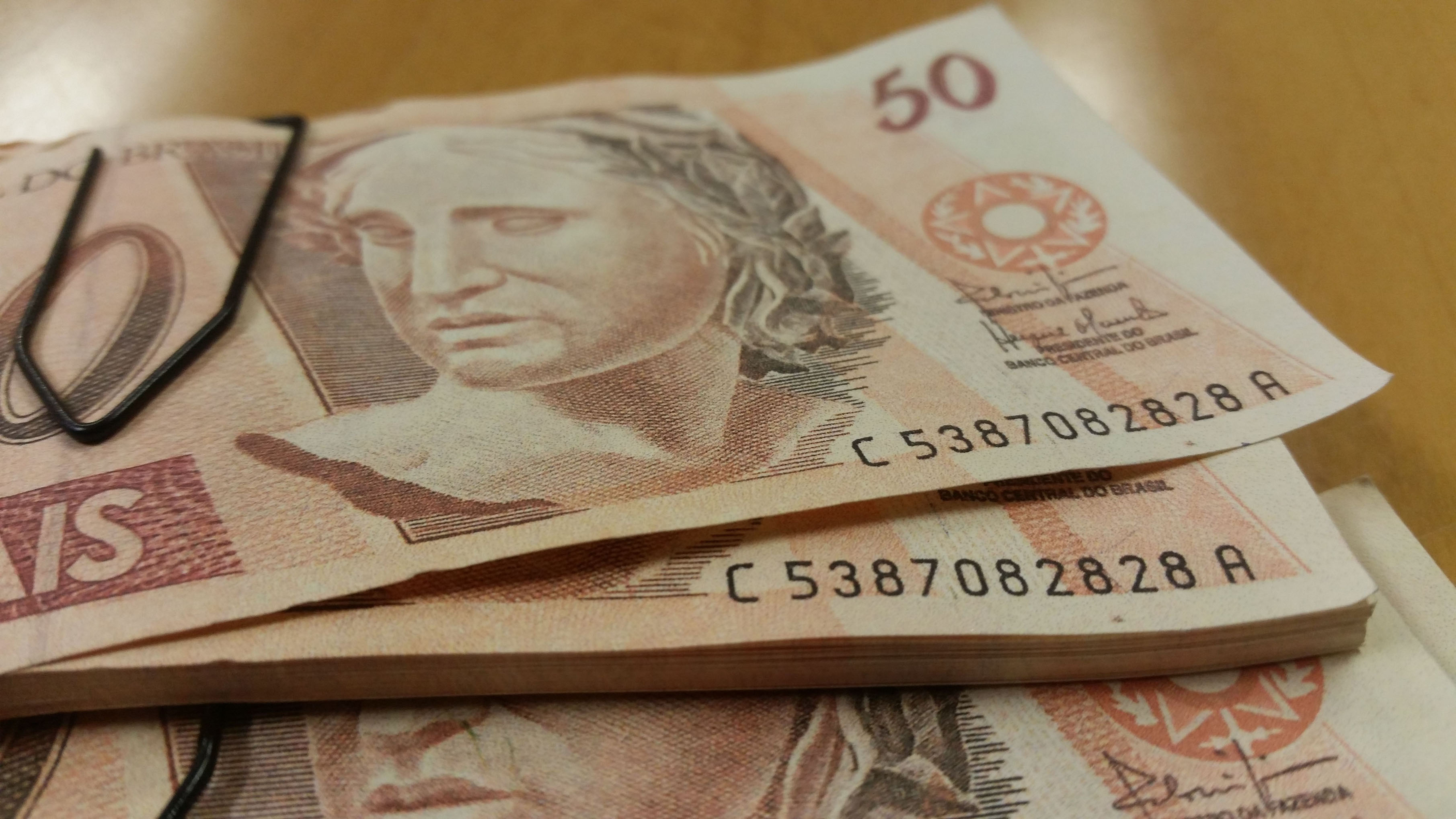 Notas de 50 Reais Brasileiros Presas com Clipe