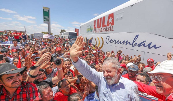 Lula acena para multidão na caravana "Lula Pelo Brasil"