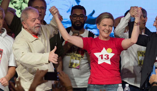 Lula e Gleisi celebram juntos com símbolo do PT.