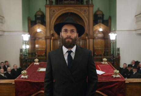 Homem judeu ortodoxo em sinagoga