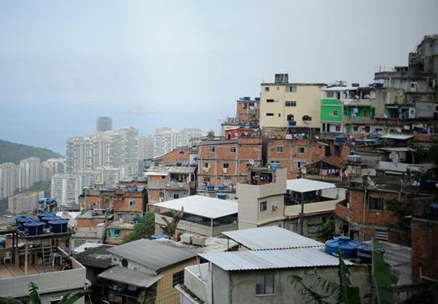 Contraste Urbano: Favelas e Horizonte da Cidade