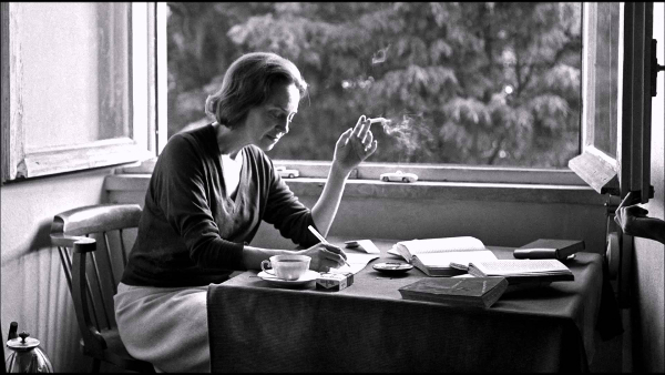 Mulher Escrevendo e Refletindo à Janela