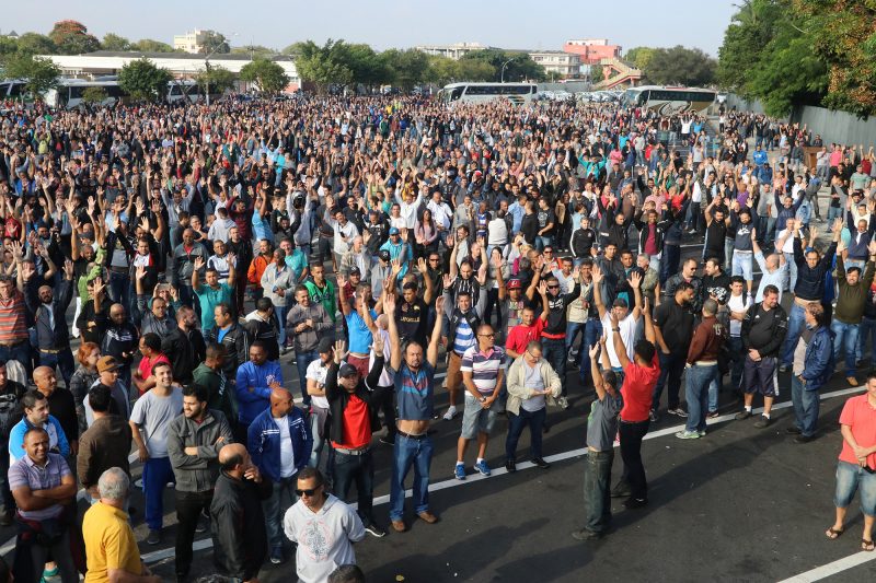 Assembleia de Trabalhadores: Mãos Levantadas em Voto Coletivo
