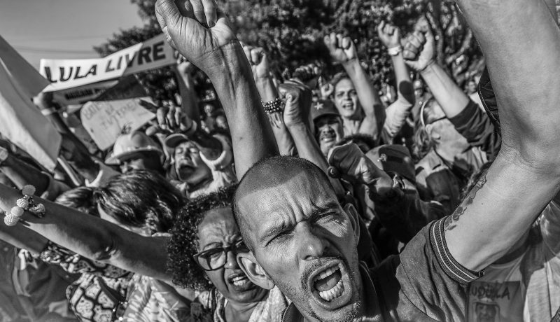 Manifestação "Lula Livre": Emoção e Gritos de Resistência
