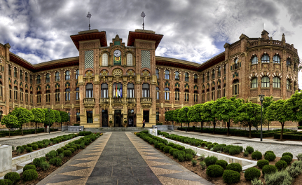 Imponente Edifício Histórico: Arquitetura, Jardins e Céu Dramático