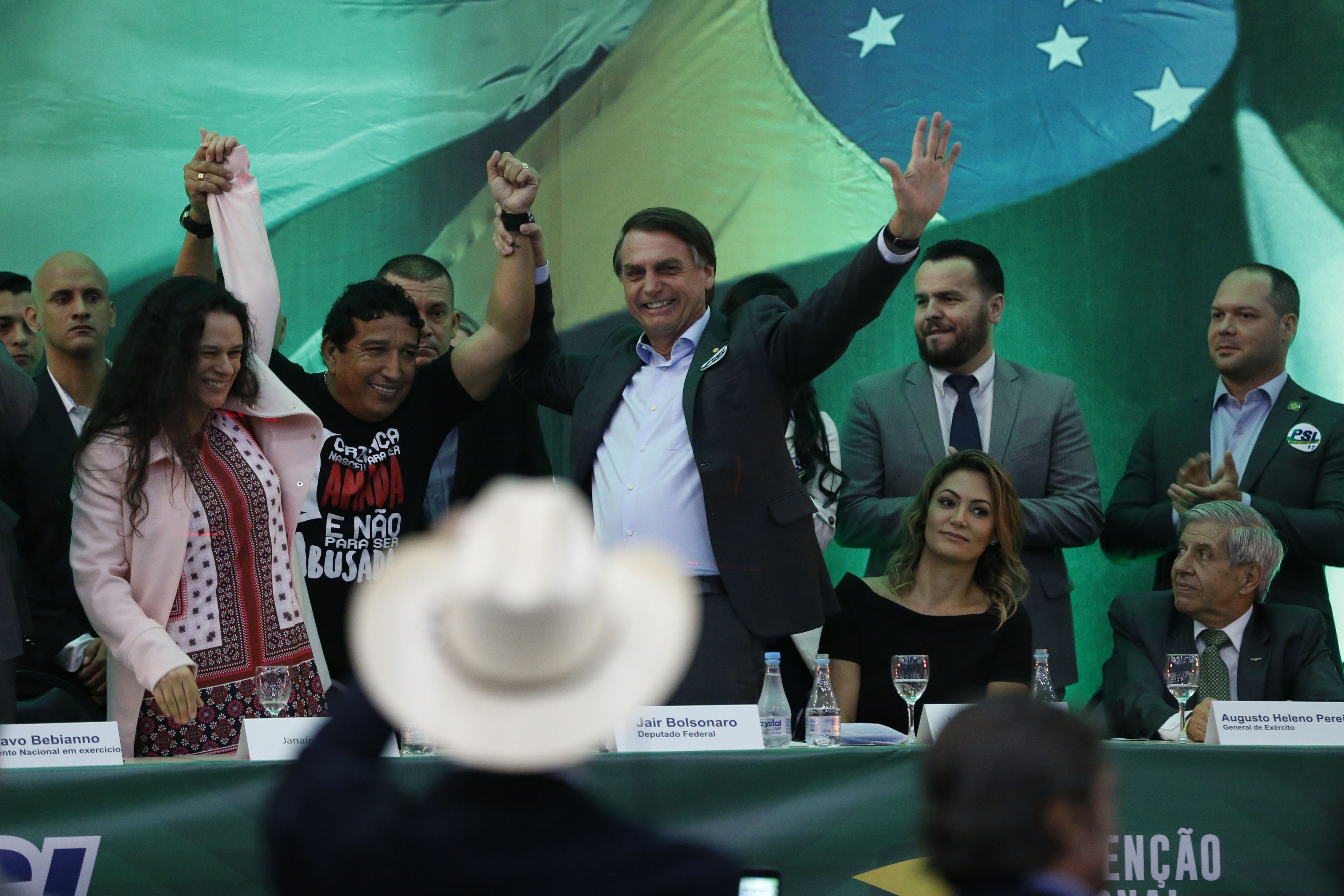 Bolsonaro celebra com apoiadores em evento político do PSL
