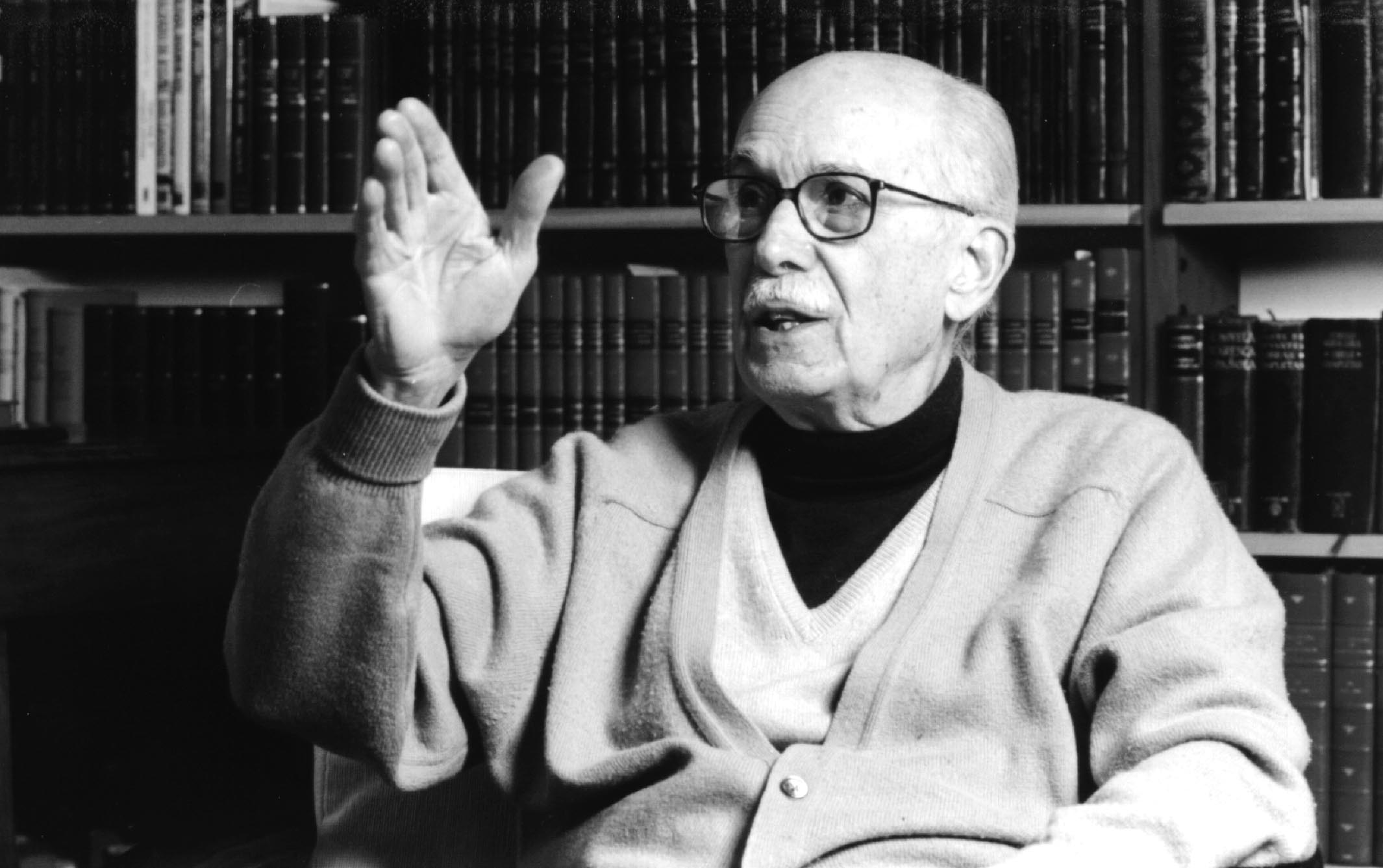 Retrato de Intelectual Debatendo em Biblioteca