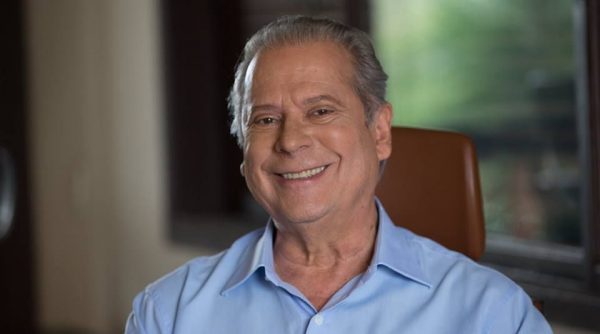 Retrato de homem sorridente: esperança e confiança