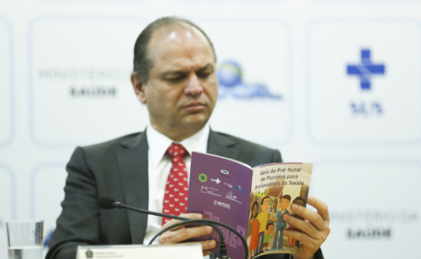 Autoridade Lendo Guia de Pré-Natal do Parceiro para Saúde