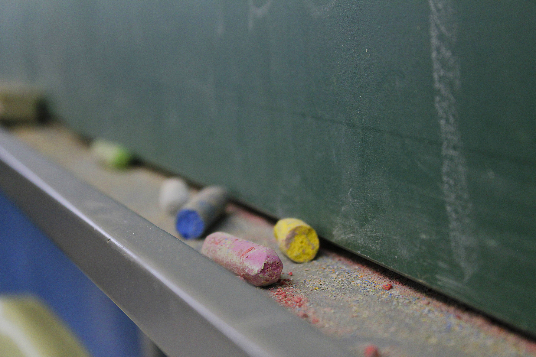 Giz colorido e pó no quadro negro: ambiente escolar