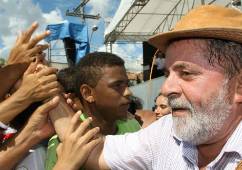Lula em meio ao povo, recebendo o carinho popular