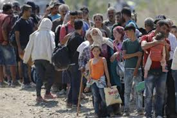 Multidão de Pessoas: Famílias em Movimento e Espera