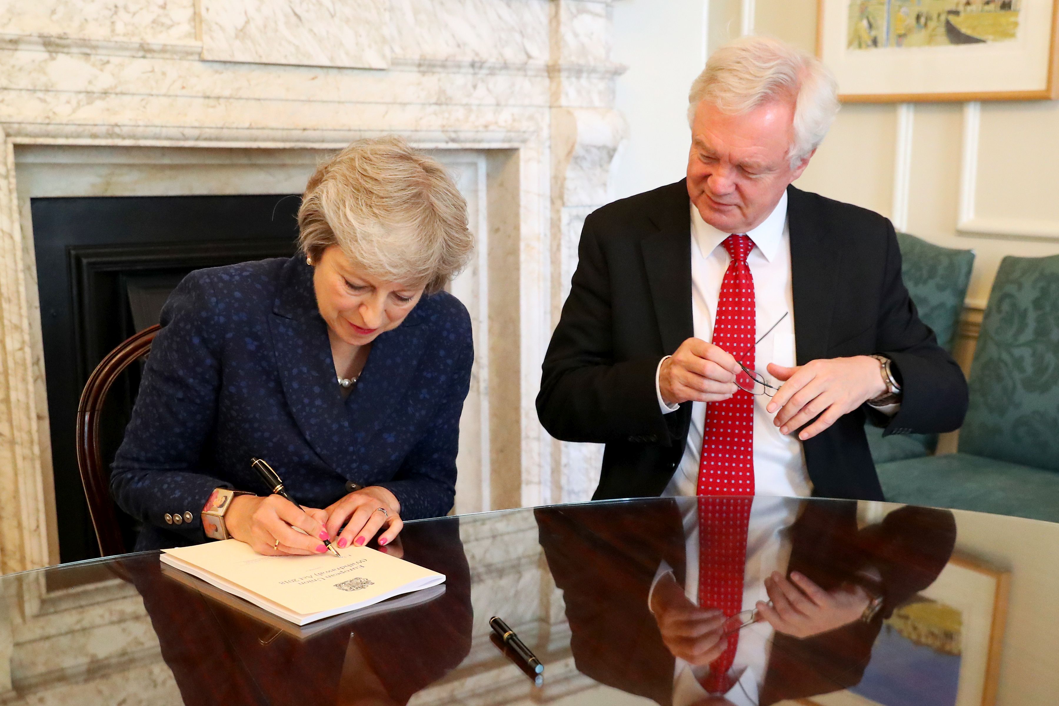 Theresa May assina Lei de Retirada da União Europeia