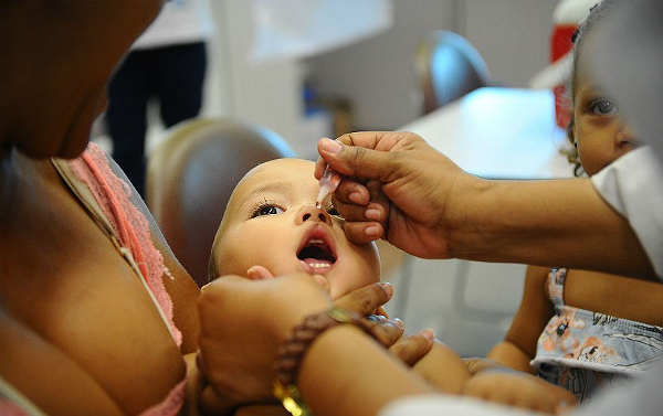 Bebê recebe vacina: Cuidado essencial na saúde pública