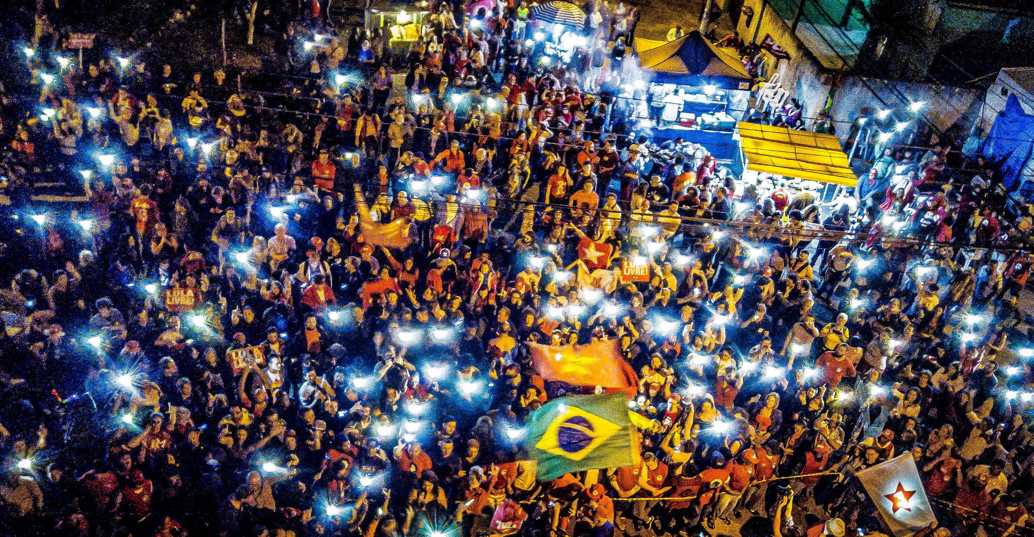 Vigília Noturna: Mobilização Popular sob Luzes