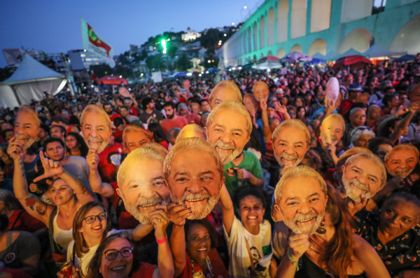 Multidão Alegre Exibe Máscaras de Lula em Evento