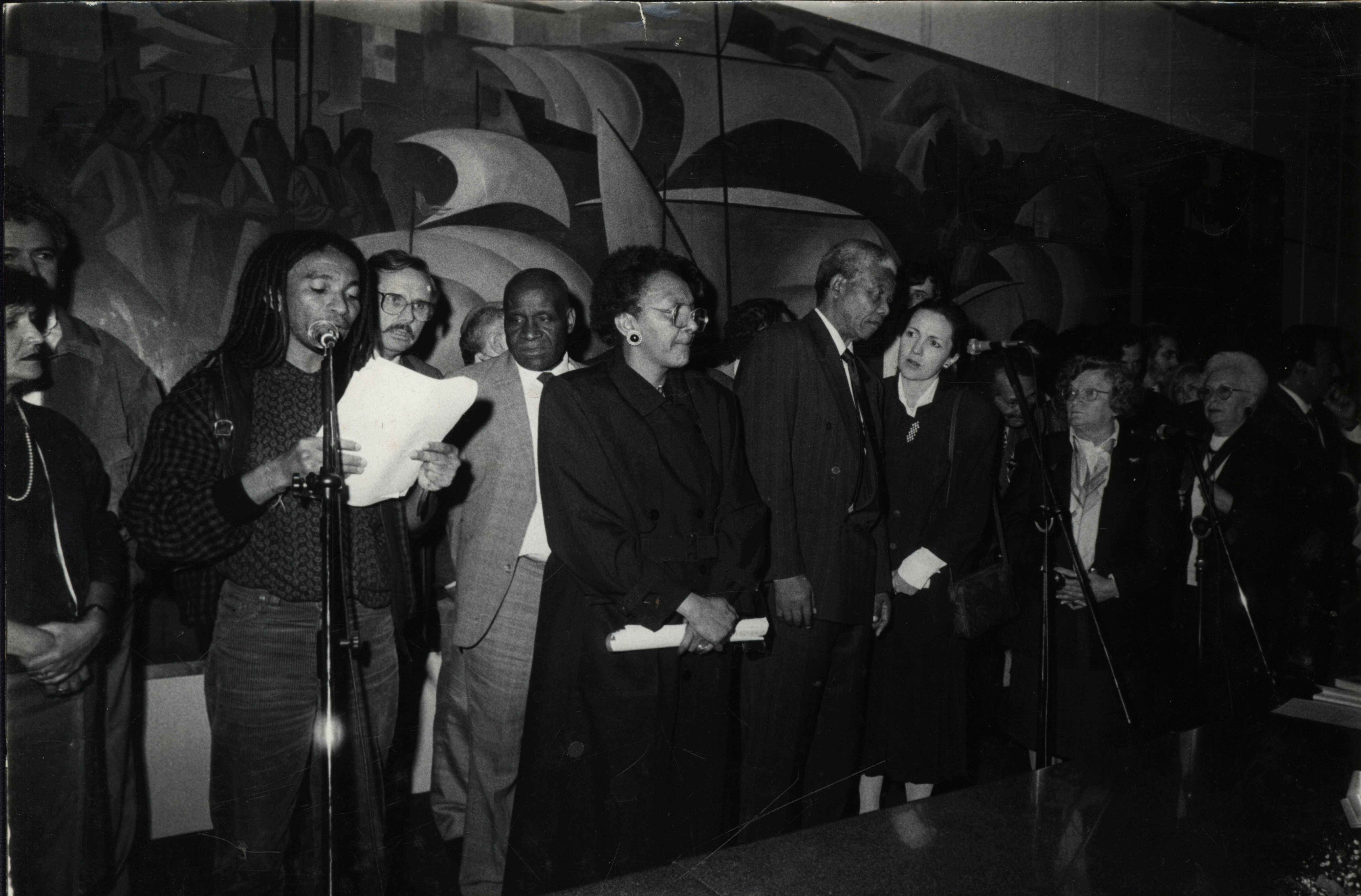 Nelson Mandela e participantes em evento cultural-político.