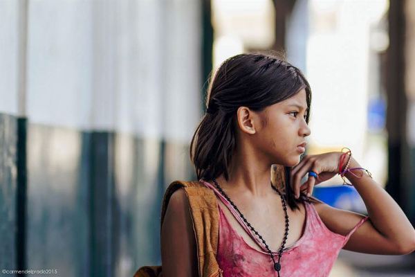 Menina com Terço e Olhar Distante: Infância Vulnerável