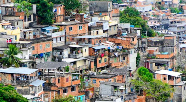 Casas em Encosta: Realidade das Comunidades Urbanas Brasileiras