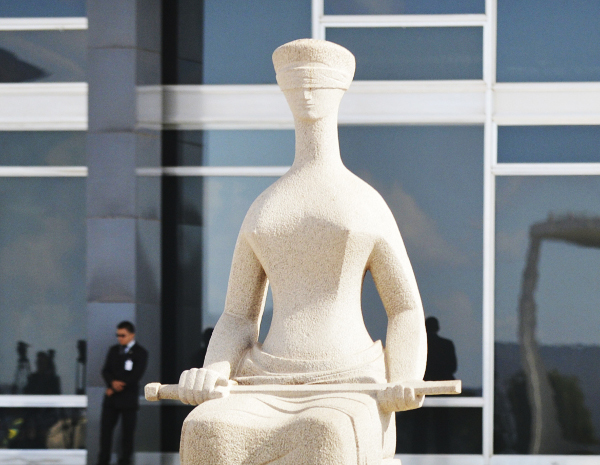 Estátua da Justiça: Imparcialidade e Poder Judicial