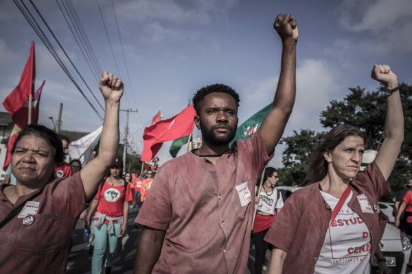 Manifestantes Erguem Punhos em Marcha Anticapitalista e Popular