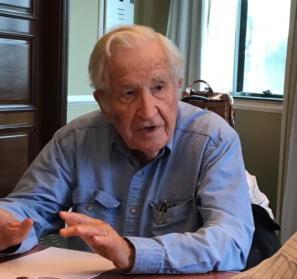 Noam Chomsky em Debate: Reflexão e Crítica