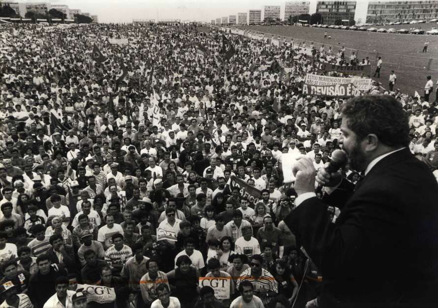 Lula discursa para multidão em Brasília por direitos e revisão
