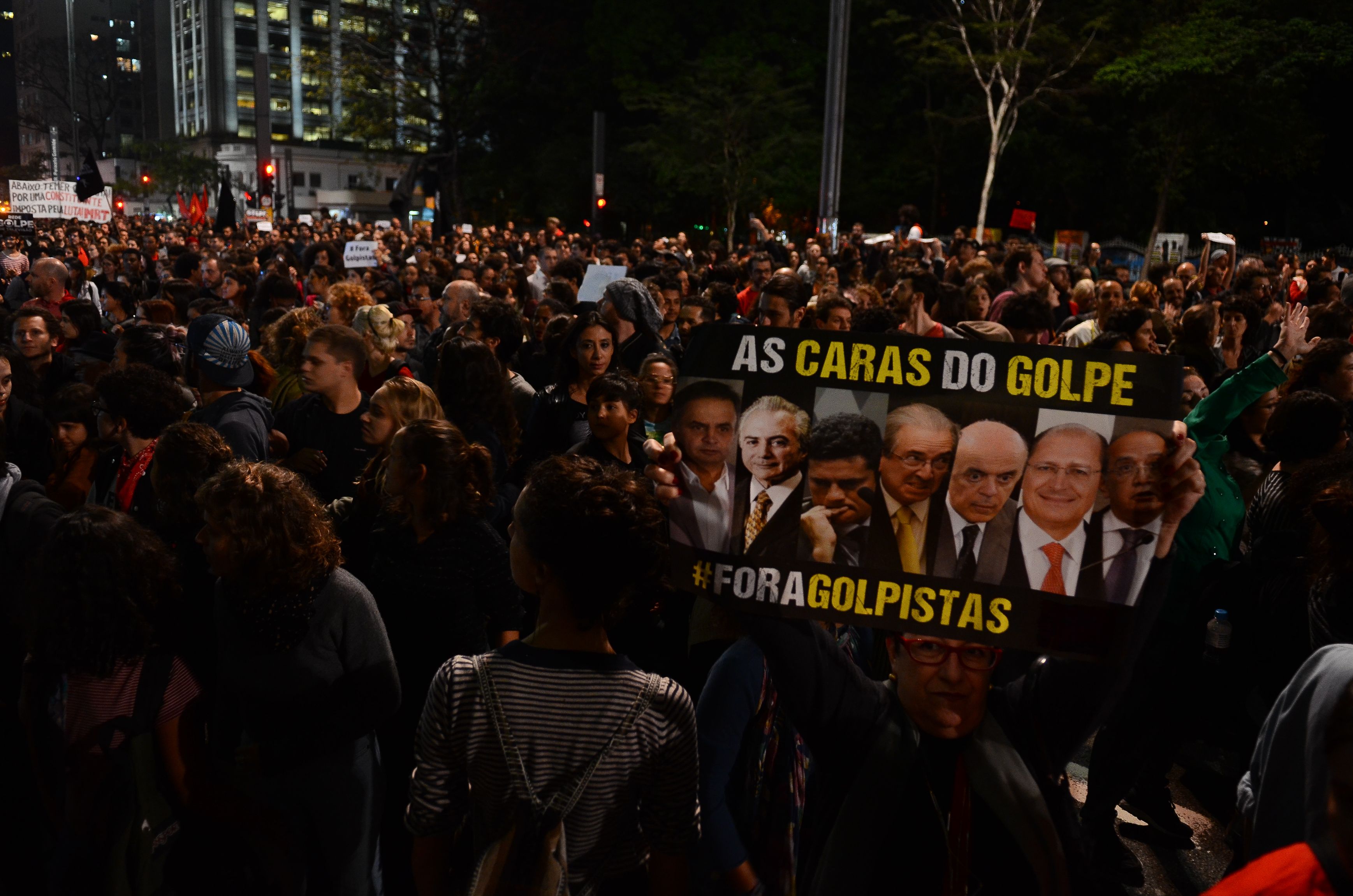 Protesto Noturno: As Caras do Golpe e Fora Golpistas