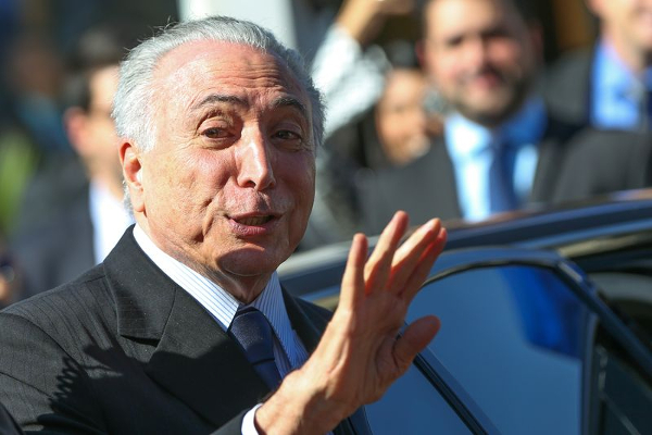 Michel Temer acena em evento público