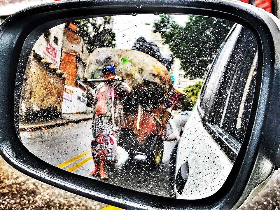 Cotidiano Urbano sob Chuva: Reflexo de Luta e Resiliência