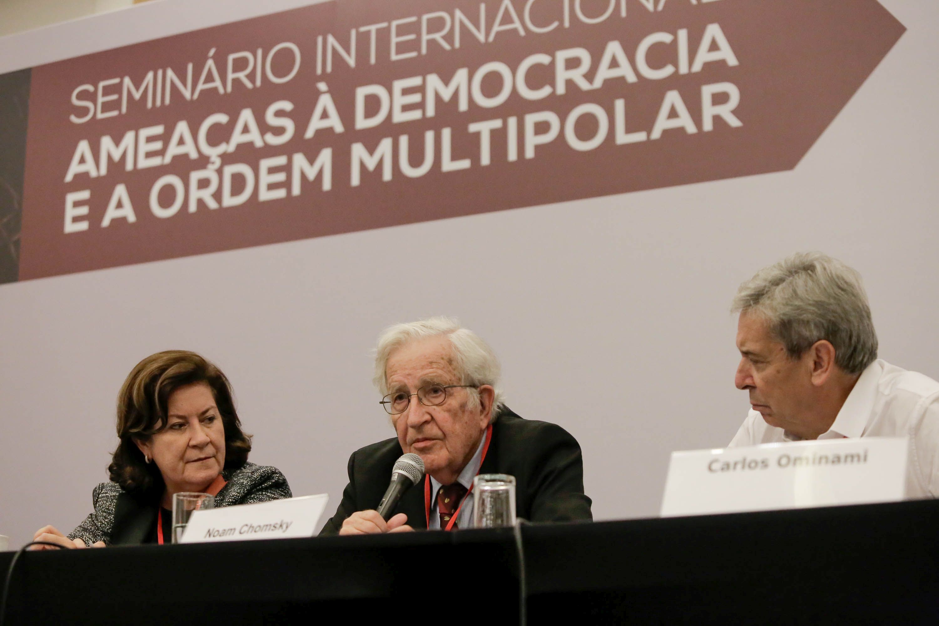 Noam Chomsky e Carlos Ominami: Seminário sobre Democracia Multipolar.