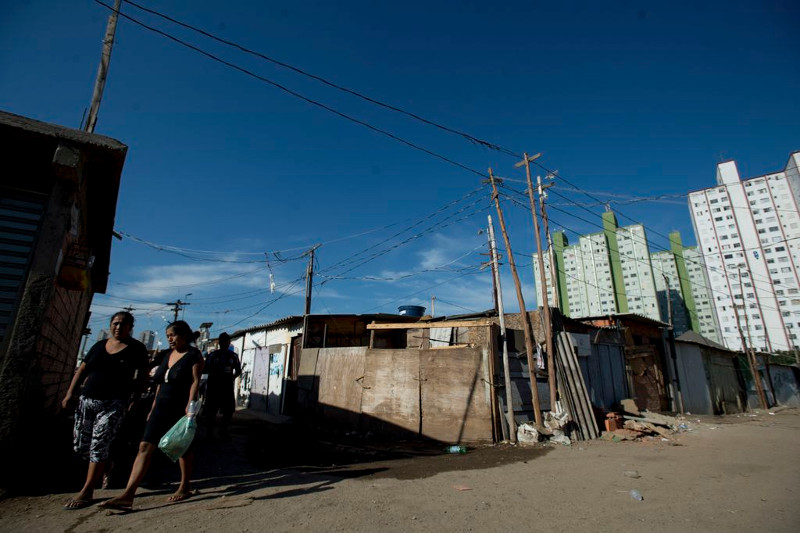 Contraste Urbano: Pobreza e Modernidade em Coexistência