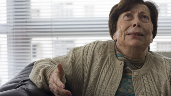 Mulher idosa em reflexão: Sabedoria e história de vida.