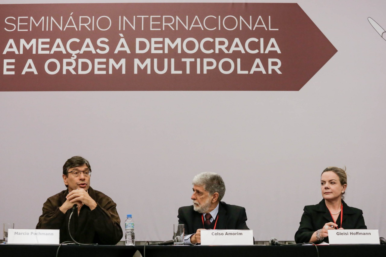 Painel: Marcio Pochmann, Celso Amorim, Gleisi Hoffmann debatem democracia.