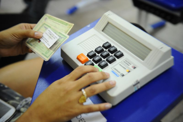 Cidadão votando em urna eletrônica brasileira