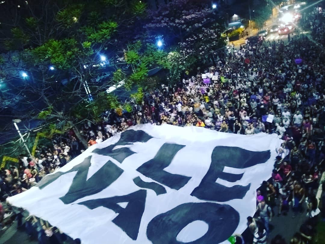 Protesto Noturno: Multidão e Faixa "Vilezao"
