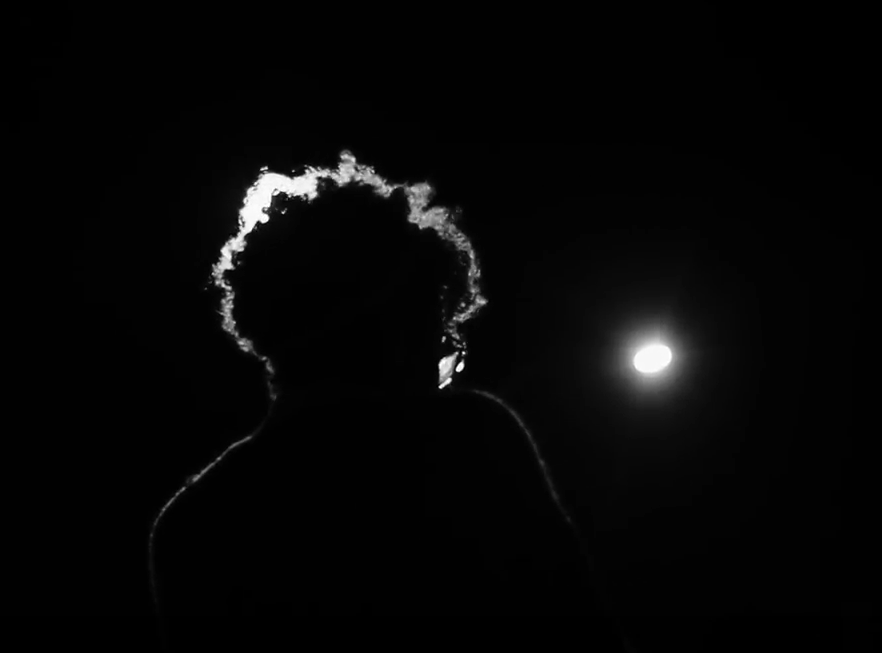 Silhueta Contemplativa na Escuridão Iluminada