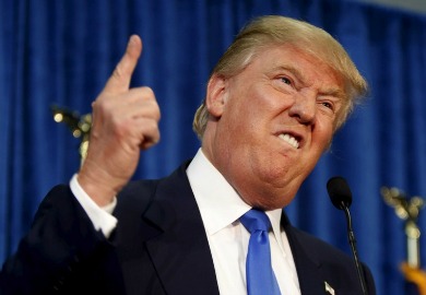 Donald Trump: Expressão Intensa e Gesto Marcante em Discurso