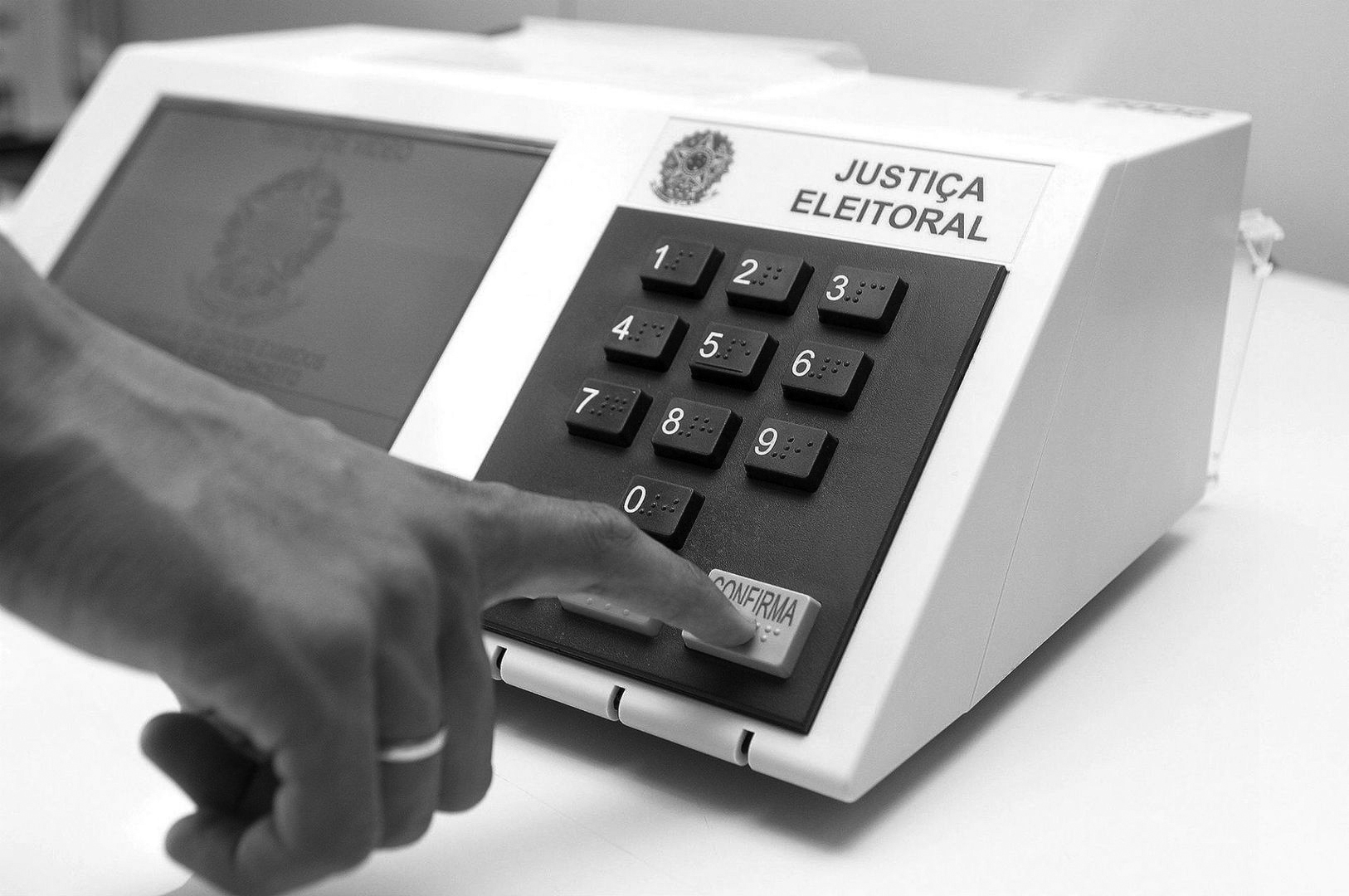 Cidadão votando em urna eletrônica brasileira