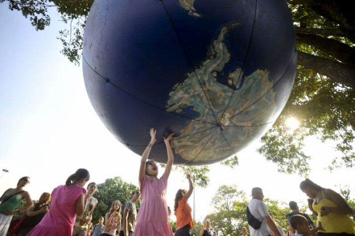 Crianças e adultos apoiam o planeta em prol da sustentabilidade